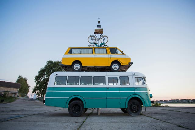 Deux mini-vans, illustrant l'empreinte carbone des transports