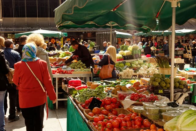 Un marché parisien sous le soleil